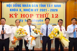 Ông Nguyễn Hồng Thanh (thứ 2, từ trái sang) được bầu giữ chức vụ Phó Chủ tịch UBND tỉnh Tây Ninh nhiệm kỳ 2021-2026. (Ảnh: Minh Phú/TTXVN)
