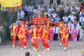 Nghi thức dâng bánh tét lên Quốc tổ Hùng Vương. (Ảnh: Thanh Vũ/TTXVN)