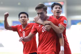 Tuyển Việt Nam thi đấu quả cảm trong ngày chia tay Asian Cup 2023. (Ảnh: Hoàng Linh/TTXVN)