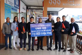 Tính đến ngày 15/9, các hội đoàn và cá nhân người Việt Nam tại Séc đã quyên góp được hơn 2 triệu koruna (tương đương hơn 2 tỷ đồng. (Ảnh: Ngọc Biên/TTXVN)