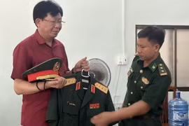 Đối tượng Bùi Đức Thăng (trái) cùng với bộ quân phục và quân hàm Thượng tướng. (Ảnh: TTXVN phát)