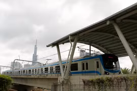 Đoàn tàu đầu tiên của tuyến Metro số 1 (Bến Thành - Suối Tiên) chạy thử nghiệm. (Ảnh: Thanh Vũ/TTXVN)