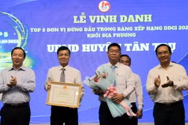 Bí thư Tỉnh ủy, Chủ tịch HĐND tỉnh Nguyễn Văn Được và Chủ tịch UBND Long An Nguyễn Văn Út tặng bằng khen đơn vị đứng đầu trong Bảng xếp hạng Chỉ số năng lực cạnh tranh khối sở, ban, ngành (DDCI) năm 2023. (Ảnh: Thanh Bình/TTXVN)