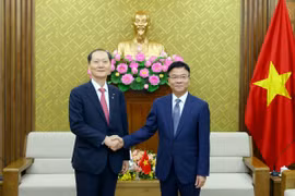 Phó Thủ tướng, Bộ trưởng Bộ Tư pháp Lê Thành Long tiếp Bộ trưởng Bộ Lập pháp Chính phủ Hàn Quốc Lee Wan Kyu trước buổi hội đàm. (Ảnh: Phạm Kiên/TTXVN)