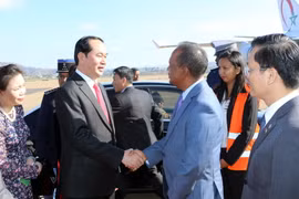 Các quan chức Chính phủ Madagascar cùng Ban tổ chức Hội nghị đón Chủ tịch nước Trần Đại Quang và Phu nhân tại sân bay quốc tế Ivato. (Ảnh: Nhan Sáng/TTXVN)