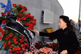 Chủ tịch Quốc hội Nguyễn Thị Kim Ngân dẫn đầu đoàn Đại biểu Đảng và Nhà nước Việt Nam viếng đồng chí Fidel Castro Ruz. (Ảnh: Trọng Đức/TTXVN)