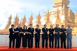 Các thống đốc, thị trưởng, đại diện cho 10 Thủ đô các nước ASEAN chụp ảnh chung tại hội nghị. (Ảnh: Phạm Kiên/TTXVN) 