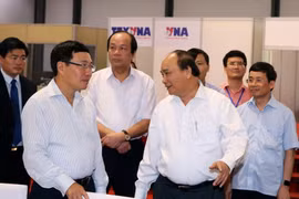 Thủ tướng Nguyễn Xuân Phúc đến kiểm tra Lễ tổng duyệt Hội nghị Cấp cao ACMECS 7, CLMV 8 và WEF-Mekong. (Ảnh: Thống Nhất/TTXVN)