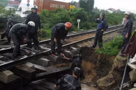 Nhiều điểm trên đường sắt Bắc-Nam đoạn qua địa bàn Khánh Hòa bị xói lở. (Ảnh: Phan Sáu/TTXVN)