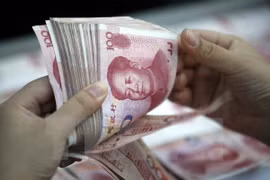 Kiểm đồng Nhân dân tệ tại một ngân hàng ở tỉnh An Huy, Trung Quốc. (Nguồn: EPA/TTXVN)