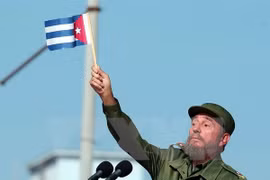 Lãnh tụ Cuba Fidel Castro phát biểu trước hàng nghìn người dân bên ngoài Văn phòng đại diện quyền lợi của Mỹ ở La Habana (Cuba) ngày 21/6/2004. (Nguồn: EPA/ TTXVN)