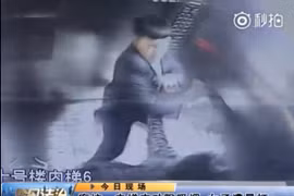 Gã đàn ông ra tay với người phụ nữ trong thang máy. (Nguồn: Shanghailist)
