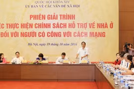 Đại biểu Quốc hội tỉnh Bến Tre Đặng Thuần Phong đặt câu hỏi chất vấn tại phiên họp. (Ảnh: Phương Hoa/TTXVN)