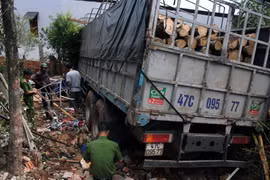 Lực lượng chức năng khám nghiệm hiện trường vụ tai nạn. (Ảnh: Hưng Thịnh/TTXVN)