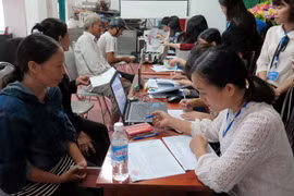 Chi trả tiền bồi thường cho người dân bị ảnh hưởng vì sự cố môi trường biển. (Ảnh: Công Tường/Vietnam+)
