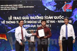 Đại diện Báo điện tử VietnamPlus-TTXVN nhận giải nhất Giải báo chí toàn quốc về thông tin đối ngoại năm 2015 với tác phẩm 'Việt Nam vươn lên về mọi mặt sau 70 năm lập quốc.' (Ảnh: Minh Chiến/Vietnam+)