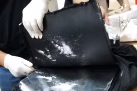 Ma túy được phát hiện dưới đáy túi xách. (Ảnh: Hoàng Hải/Vietnam+)