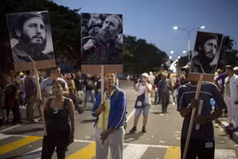 Người dân Cuba chờ viếng cố Lãnh tụ Cuba Fidel Castro tại Quảng trường Cách mạng ở thủ đô La Habana. (Nguồn: AP/TTXVN)