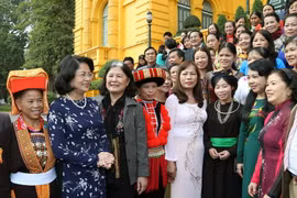 Phó Chủ tịch nước Đặng Thị Ngọc Thịnh với các đại biểu. (Ảnh: Doãn Tấn/TTXVN)