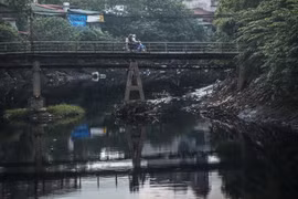 Một đoạn sông Nhuệ. (Ảnh: Trọng Đạt/TTXVN)