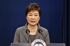 Tổng thống Park Geun-hye trong bài phát biểu trực tiếp trên truyền hình về vụ bê bối chính trị liên quan đến người bạn thân Choi Soon-sil, tại Seoul ngày 29/11. (Nguồn: AP/TTXVN)