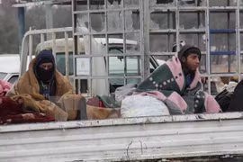 Người dân Syria sơ tán khỏi thành phố Aleppo ngày 22/12. (Nguồn: AFP/TTXVN)