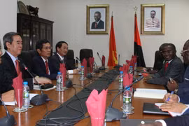 Ông Nguyễn Văn Bình, Trưởng Ban Kinh tế Trung ương hội kiến với ông Antonio Paulo Kassoma, Tổng thư ký Đảng Phong trào Nhân dân Giải phóng Angola. (Ảnh: Mạnh Hùng-Dư Hưng/Vietnam+)
