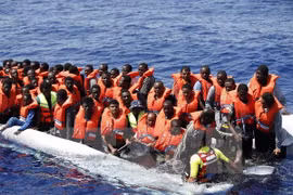 Tàu của lực lượng cứu hộ giải cứu người di cư ngoài khơi bờ biển Libya ngày 18/8 vừa qua. (Ảnh: EPA/TTXVN)