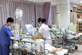 Điều trị cho bệnh nhân. (Ảnh: TTXVN)
