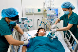 Nhân viên y tế chăm sóc điều trị cho bệnh nhân viêm não mô cầu tại Bệnh viện Bệnh Nhiệt đới Trung ương. 