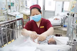 Chăm sóc trẻ sơ sinh non tháng tại bệnh viện Nhi Đồng 2, Thành phố Hồ Chí Minh. (Ảnh: Phương Vy/TTXVN)