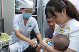 Trẻ tiêm vắcxin Pentaxim tại Trung tâm y tế dự phòng Thành phố Hồ Chí Minh. (Ảnh: Phương Vy/TTXVN)