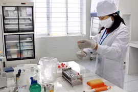 Nhân viên Trung tâm Phòng, chống HIV/AIDS thực hiện xét nghiệm máu, điều trị cho bệnh nhân. (Ảnh: Dương Ngọc/TTXVN)