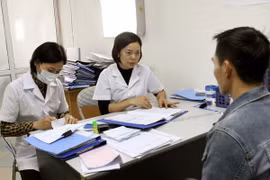 Nhân viên y tế tư vấn điều trị cho bệnh nhân HIV/AIDS. (Ảnh: Dương Ngọc/TTXVN)