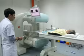 Bệnh nhân ung thư được đưa vào máy kiểm tra di căn ung thư xương. (Ảnh: TTXVN)