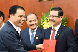 Trao quyết định bổ nhiệm cho ông Nguyễn Ngọc Thạch. (Ảnh: NNVN)
