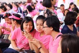 Các bạn trẻ trong Lễ phát động Chiến dịch “Tầm soát ung thư vú ngay khi sang tuổi 40.” (Ảnh: PV/Vietnam+)