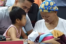Gia đình chị Liên đón em bé xuất viện về nhà. (Ảnh: PV/Vietnam+)
