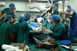 Kíp phẫu thuật thực hiện ghép tạng ở bệnh viện hữu nghị Việt Đức. (Ảnh: Tư liệu Bệnh viện Hữu nghị Việt Đức/TTXVN phát)