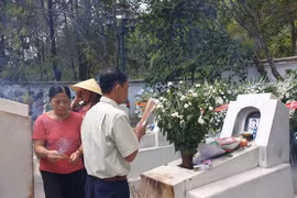 Người dân thắp hương tưởng nhớ các cô gái thanh niên xung phong. (Ảnh: T.G/Vietnam+)