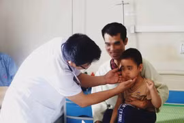 Bác sỹ khám cho bệnh nhân. (Ảnh: PV/Vietnam+)