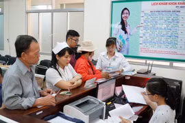Bệnh nhân làm thủ tục khám chữa bệnh. (Ảnh: Phương Vy/TTXVN)