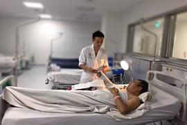 Bác sỹ theo dõi bệnh nhân sau phẫu thuật. (Ảnh: PV/Vietnam+)