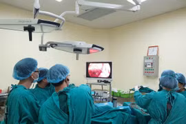 Các bác sỹ phẫu thuật cho bệnh nhân mắc ung thư hắc tố tại thực quản. (Ảnh: PV/Vietnam+)