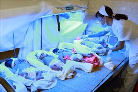 Nhân viên y tế chăm sóc cho trẻ sơ sinh. 