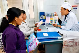 Ngành y tế tỉnh Lai Châu tăng cường đưa dịch vụ tư vấn, xét nghiệm HIV về cộng đồng. (Ảnh: Dương Ngọc/TTXVN)