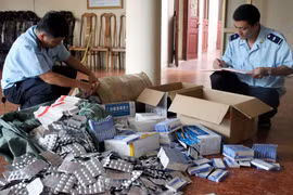 Thuốc tân dược không rõ nguồn gốc bị lực lượng chức năng thu giữ trong một vụ việc. (Ảnh: Nguyễn Hoàng/TTXVN)