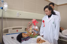 Bộ trưởng Bộ Y tế Nguyễn Thị Kim Tiến thăm hỏi bệnh nhân điều trị tại Trung tâm Ung bướu, Bệnh viện Bạch Mai. (Ảnh: PV/Vietnam+)
