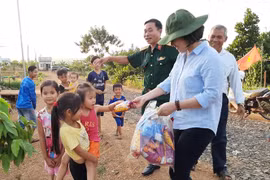 Phát quà cho trẻ em đồng bào dân tộc thiểu số. (Ảnh: PV/Vietnam+)