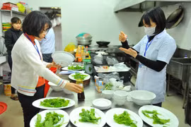 Kiểm tra an toàn thực phẩm tại khu bếp của một nhà hàng ở thành phố Ninh Bình. (Ảnh: Minh Đức/TTXVN)